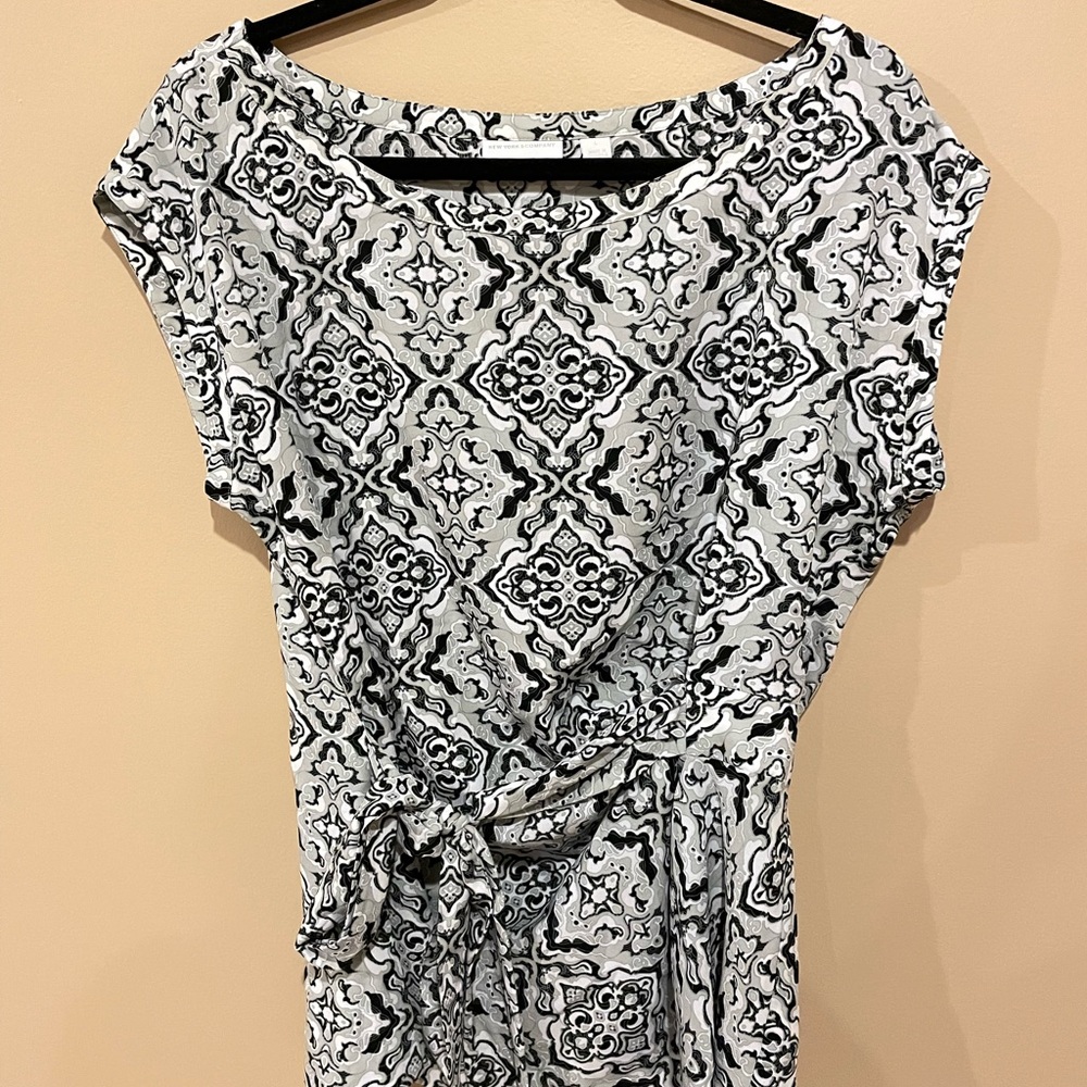 New York & Company women’s size large patterned sleeveless side tie top